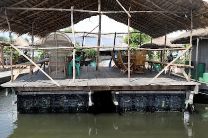 La isla originalmente era el hogar de Eric Becker pero gracias al interés que despertó entre los turistas curiosos terminó convirtiéndola en un lugar turístico