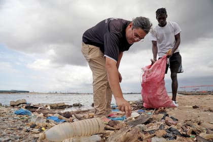 La plataforma sobre la que flota está hecha de alrededor de 700.000 botellas y desechos plásticos que Becker con sus ayudantes juntan de las costas de los ríos, lagunas y mares