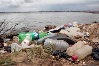 Por ahora la isla flota sobre 700.000 piezas plásticas, que aumentarán en la medida que isla se agrande