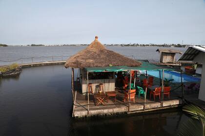 Además la isla es autosustentable, tiene energía solar y vegetación propia