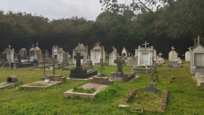 La isla Martín García, de sólo dos kilómetros de diámetro, está en un sitio estratégico. Quien la controlaba en el sitio XIX controlaba la entrada y salida del Rio de la Plata. Por eso fue tomada por las armas por españoles, franceses, argentinos, brasileños y uruguayos.