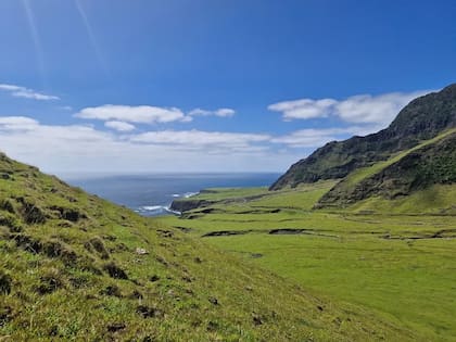 La isla no tiene aeropuerto y para llegar a ella es necesario un viaje en barco de seis a siete días