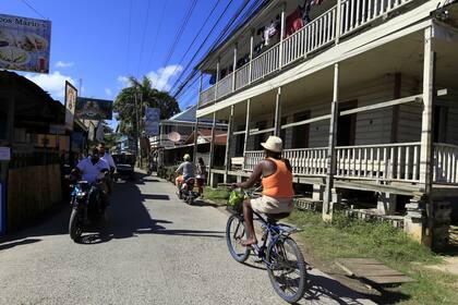 La isla no tiene tantas calles para asfaltar, pero la meta de las autoridades es aprovechar el material reciclable para hacer bloques de hormigón