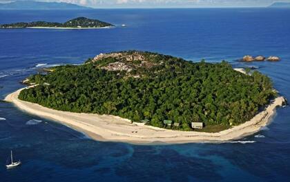 La isla privada en las Seychelles, rodeada por aguas turquesas, se convirtió en uno de los símbolos más extravagantes del caso Bettencourt. En 2012 fue vendida por 60 millones de dólares.