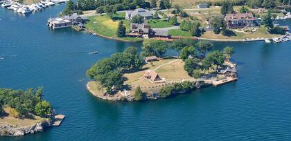 La isla se localiza en Thousand Islands, zona conocida también como las 1000 Islas