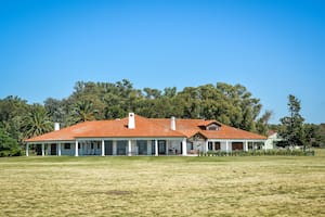 La isla tiene como base una mansión que fue mandada a construir por una aristócrata austríaca en la década del 80 y se volcó al turismo desde 2010.