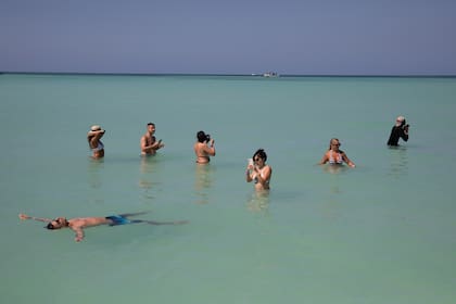 La isla tiene muchas piscinas naturales y poco profundas, donde los turistas aprovechan para hacer la plancha o nadar entre peces multicolores