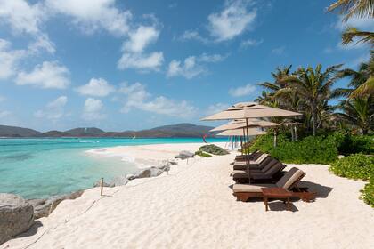 La isla tiene tres playas privadas