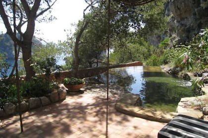 La isla tiene una pileta salada