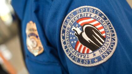 La istración de Seguridad del Transporte (TSA, por sus siglas en inglés) es una agencia federal del gobierno de Estados Unidos