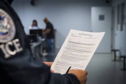 Si no tienen una orden firmada por un juez, los agentes del ICE no pueden ingresar legalmente a una propiedad a menos que una persona los deje