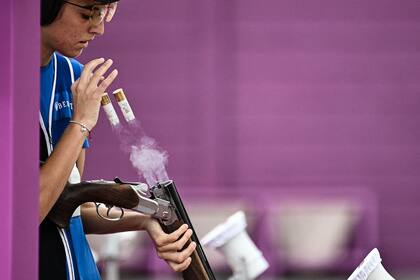 La italiana Jessica Rossi compite en la clasificación de trampa mixta durante los Juegos Olímpicos de Tokio 2020 en el campo de tiro de Asaka en el distrito de Nerima de Tokio.