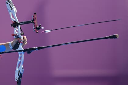 La italiana Lucilla Boari compite en las eliminaciones individuales femeninas durante los Juegos Olímpicos de Tokio 2020 en el Yumenoshima Park Archery Field en Tokio el 29 de julio de 2021.