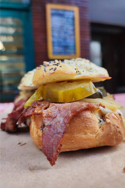 La jalá es uno de los más conocidos panes de la cultura judía y así se ofrece el pastrón aquí