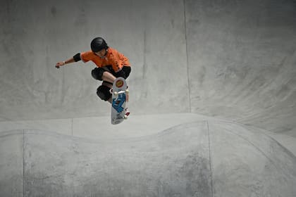 La japonesa Misugu Okamoto compite en las eliminatorias del parque femenino durante los Juegos Olímpicos de Tokio 2020 en Ariake Sports Park Skateboarding en Tokio el 4 de agosto de 2021.