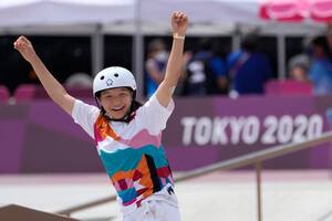 La japonesa de 13 años que ganó el oro en el deporte más joven y el emotivo abrazo con su rival