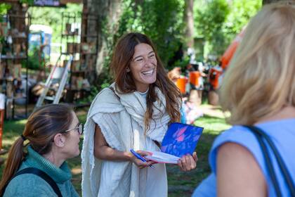 La jardinera Paquita Romano, firmando un ejemplar de su libro "La hija de la flor".