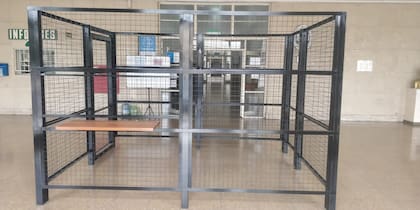 La jaula instalada en el hall del hospital Borda para que los trabajadores se sientan más seguros, pero que nunca fue utilizada