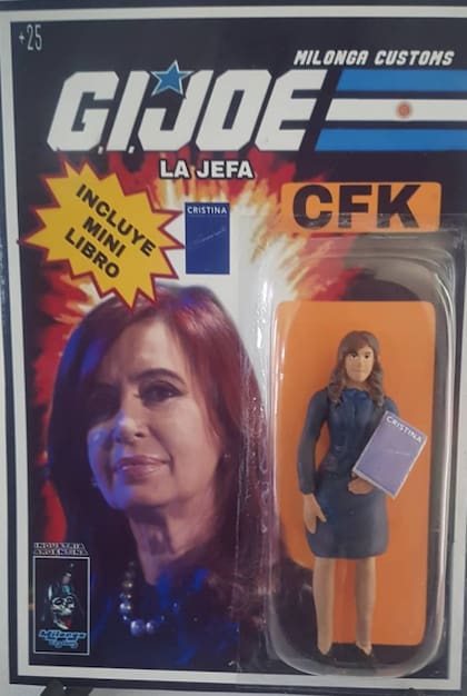 "La Jefa CFK" muestra la imagen de Cristina Fernández de Kirchner con su libro "Sinceramente" bajo el brazo. El packaging presenta al muñeco como si fuera de la serie GIJoe. un clásico de guerra en los 80.