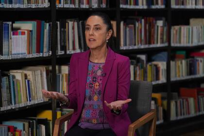 La jefa de gobierno de la capital de México, Claudia Sheinbaum, habla en una entrevista en la Biblioteca La Carbonera, Ciudad de México, 2 de marzo de 2023. (AP Foto/Marco Ugarte)