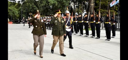 La jefa del Comando Sur de EE. UU. pasa revista a tropas argentinas