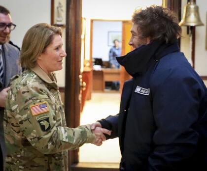 La jefa del Comando Sur de Estados Unidos, Laura Richardson, saluda al presidente Javier Milei en Ushuaia