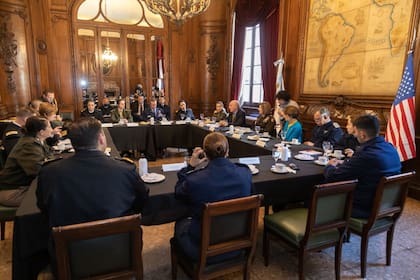 La jefa del Comando Sur, la general Laura J. Richardson, compartió un encuentro con oficiales y subocifiales de ambos géneros de las Fuerzas Armadas