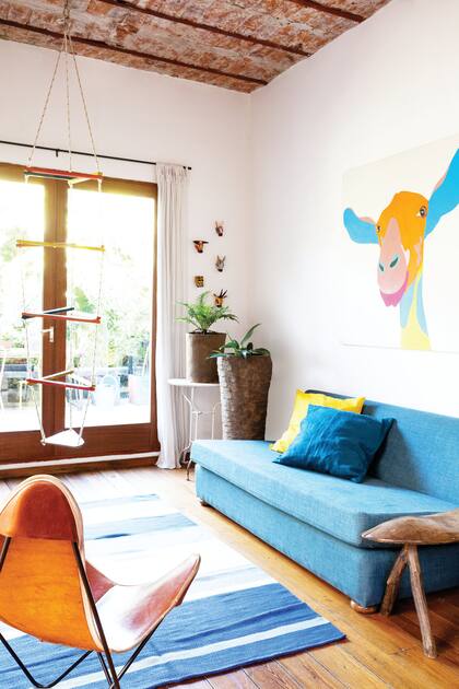 La jirafa de Inés Haas (Alternativo Galería) es otro de los elementos que marcan el todo. “Apenas la vi, me encantó: los colores, como quedaba acá. Es muy flashera”, cuenta la dueña de casa.