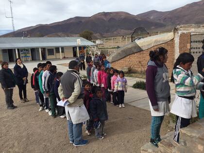 La jornada comienza desde temprano con los alumnos que duermen de lunes a viernes en la escuela