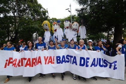 La jornada de protesta se realiza bajo la consigna "La Escuela Enseña y Construye Esperanza"