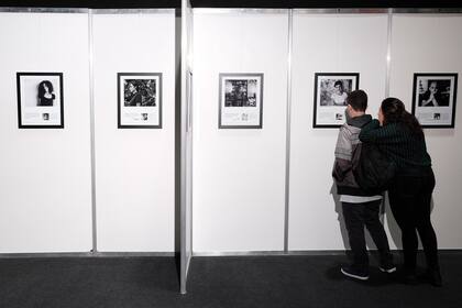 La muestra fotográfica "Universos literarios", en la que se exhiben retratos de treinta escritores argentinos vivos de distintas generaciones