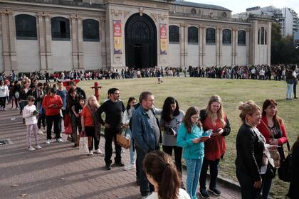 La fila interminable para ingresar a uno de los eventos de la feria