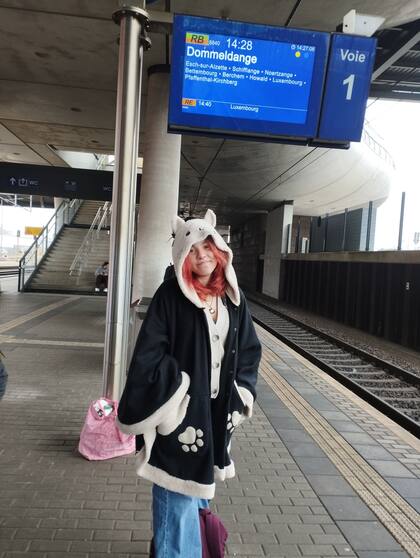 "La jornada es variable, dura hasta las 14:30 y puede extenderse hasta las 16, y después se quedan a actividades extracurriculares, donde hay salón de arte, construcción, lectura, música, juegos libres”.