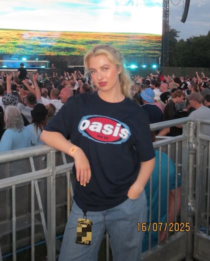 La joven acompaña a la banda en la gira y ya generó curiosidad entre los fans (Foto: Instagram @gallagher_anais)