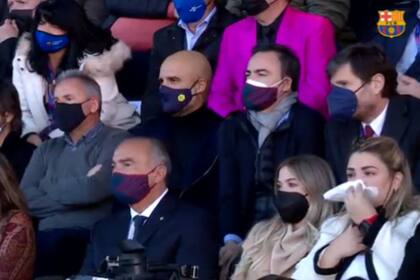La joven argentina estuvo en la primera fila de la conferencia de su novio (Fuente: Captura de video/ FC Barcelona)