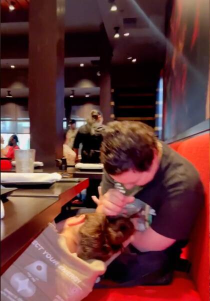 La joven avergonzada se deslizó hacia abajo de la mesa