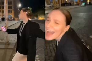 La joven caminaba por la vereda cantando y riendo cuando cayó en la boca de subte