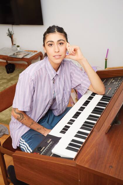La joven cantante con el piano que llevó desde Buenos Aires.