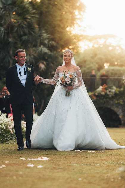 La joven cantante e influencer caminó hacia el altar de la mano de su padre, Luis Pons. “Bendecido por tener un ángel como hija. Lleno de amor y gratitud, gracias mi Lele”, escribió el hombre en su cuenta de Instagram.