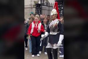 La joven chocó contra el soldado y esto lo hizo reaccionar de inmediato