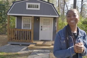 Tiene 26 años y vive gratis en una casa que construyó con 35.000 dólares