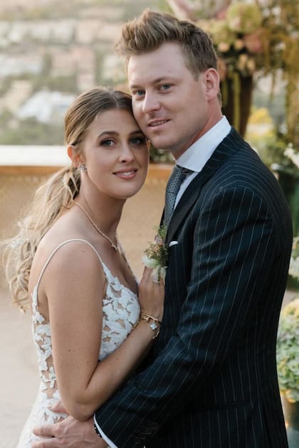 La joven
con su marido, Iain Bethke