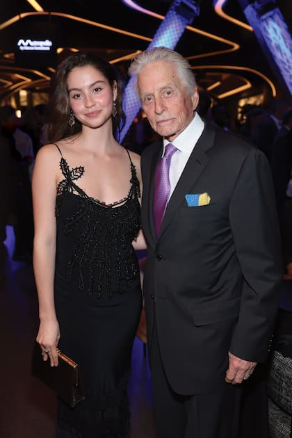 La joven con su padre, Michael Douglas, en la gala ICONS of Culture 2025, Nueva York. Para la ocasión, Carys eligió un diseño con encaje en el escote que pertenece a su mamá