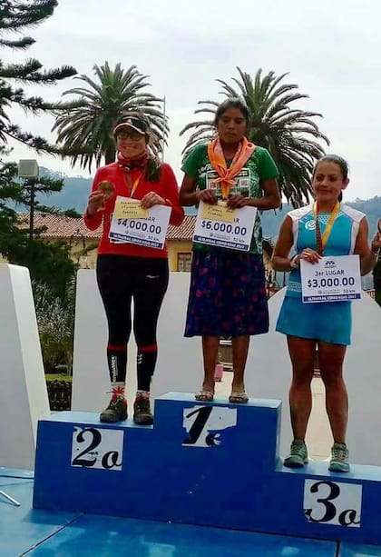 La joven corrió una maratón de 50 km en sandalias y salió primera