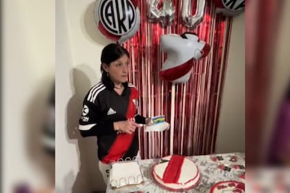 La joven cortó la torta de su cumple y se llevó una desagradable sorpresa (Captura video)