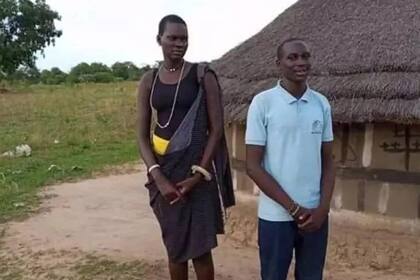 La joven de 17 años junto a otro de los cinco postores