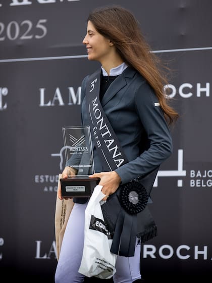 La joven de 17 años suele compartir en sus redes su pasión por la equitación y luego de su victoria, le dedicó un mensaje a su yegua y a los que la acompañaron en ese importante día: "Mi negrita regalándome un cerazo en nuestro debut en 1,10. Gracias por siempre darlo todo Calyta, tenés un corazón inmenso. Gracias a todos los que nos ayudan en el día a día para que podamos disfrutar de días así con mi negrita"