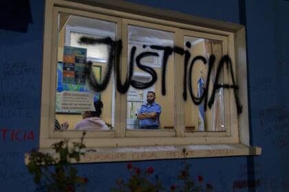 La joven de 21 años y madre de una niña de un año fue mortalmente acuchillada en una calle céntrica de esa localidad neuquina, frente a numerosos turistas