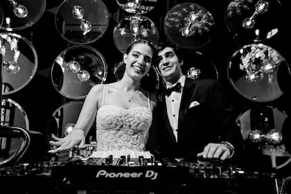 La joven de 23 años, amante de la música, jugó a ser DJ durante su boda, junto a su esposo