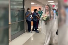 Hizo su boda en el hospital para que su padre enfermo pudiera estar presente: murió dos días después